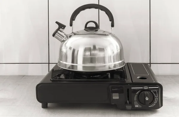 Kleiner tragbarer Gasherd zum Kochen und Wasserkocher. — Stockfoto