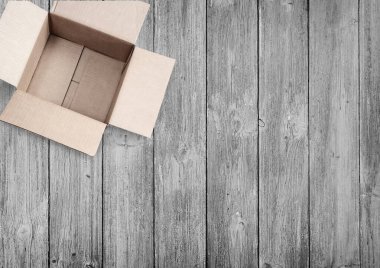 Tahta bir arka planda posta ögeleri için karton kutu.