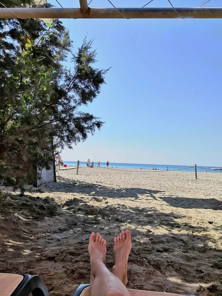 Vista della spiaggia da una chaise longue con vacanzieri. — Foto Stock