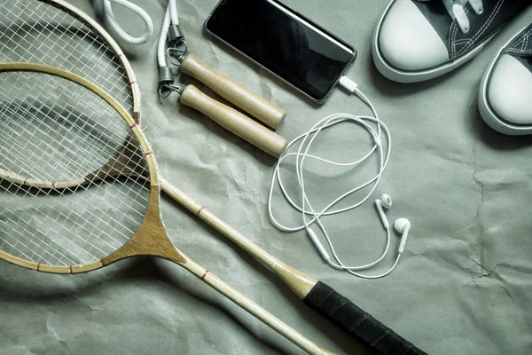 Urządzenia Sportowe Fitness Rakiety Badmintona Buty Sportowe Skakanka Smartfon Słuchawkami — Zdjęcie stockowe