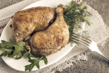 Fırında tavuk budu ve şifalı otlar..