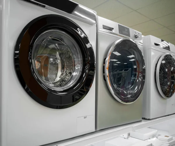 Loja Eletrodomésticos Apresenta Para Venda Uma Máquina Lavar Roupa Moderna — Fotografia de Stock