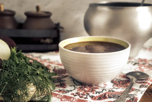 Mesa Madera Cocina Una Servilleta Plato Cerámica Borscht Ucraniano Cocinado —  Fotos de Stock