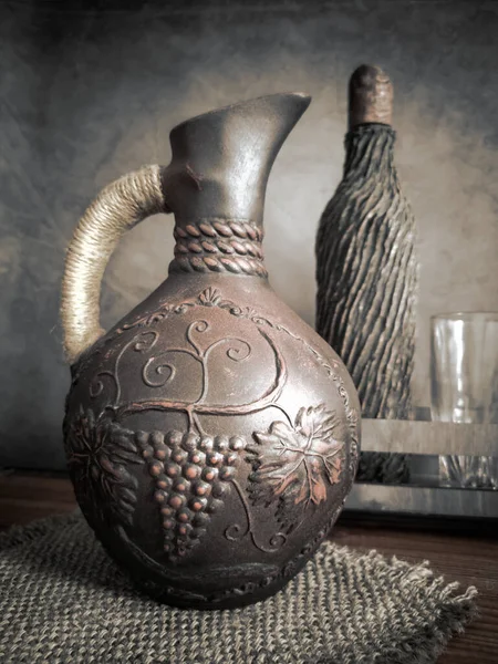 Caraffa di vino in ceramica di argilla rossa. — Foto Stock