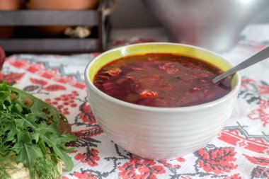 Ukrayna borsası, alüminyum dökme demirle pişirilir..