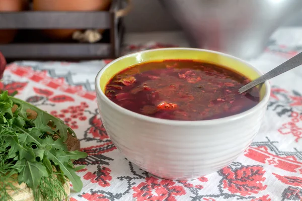 Ukrán borscht, alumínium öntöttvasban főzve. — Stock Fotó