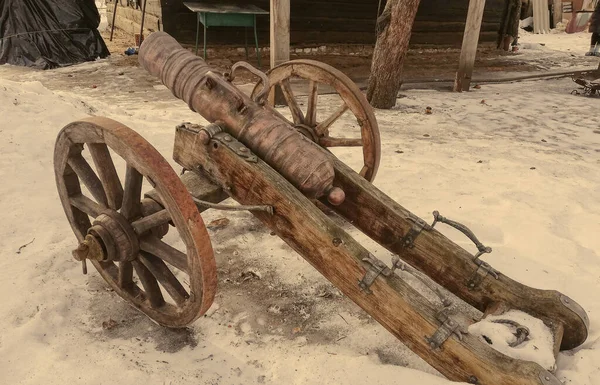 Pátio Uma Casa Rural Neve Está Velho Canhão Cobre Com — Fotografia de Stock