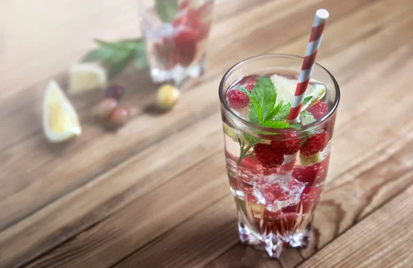 Été Cocktail Rafraîchissant Fruits Naturels Baies Variées Aux Feuilles Glace — Photo