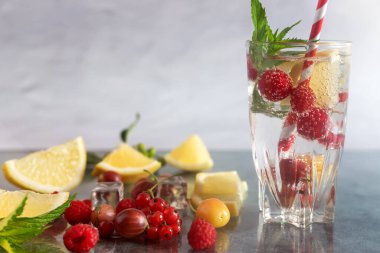 Yaz tazeleyici doğal meyve kokteyli ve çeşitli böğürtlen ve nane yapraklarıyla doldurulmuş su. Limon, ahududu, kiraz, bektaşi üzümü, frenk üzümü içerir..