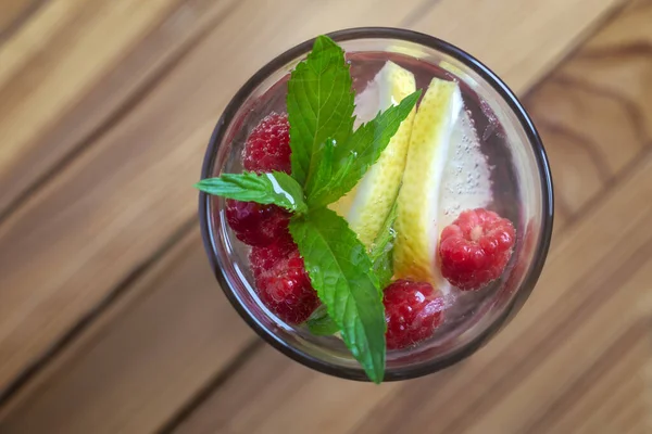 Été Cocktail Rafraîchissant Fruits Naturels Baies Variées Aux Feuilles Glace — Photo