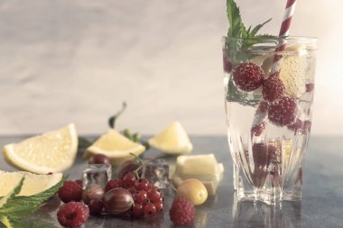 Yaz tazeleyici doğal meyve kokteyli ve çeşitli böğürtlen ve nane yapraklarıyla doldurulmuş su. Limon, ahududu, kiraz, bektaşi üzümü, frenk üzümü içerir..