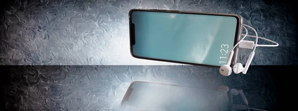 Modern Smartphone Och Hörlurar Blå Bakgrund Närbild Framifrån Kopieringsutrymme — Stockfoto