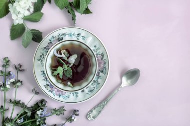 Adaçayı ve nane yapraklı bir fincan bitki çayının sakinleştirici etkisi vardır. Üst görünüm, alanı kopyala.