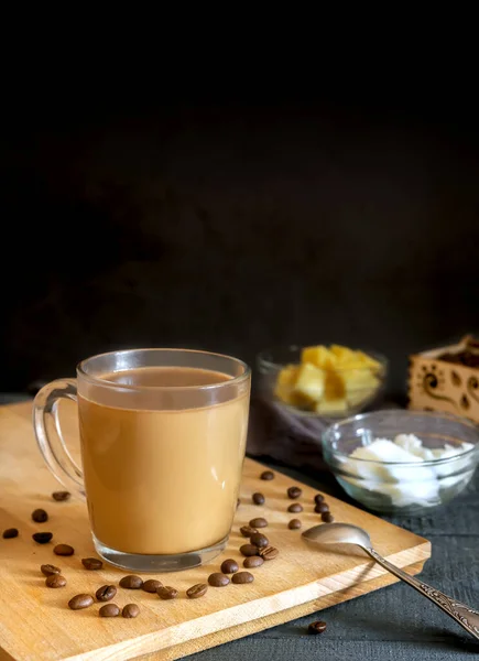 Café à prova de balas: café batido com creme e óleo de coco. — Fotografia de Stock