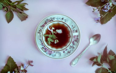 Adaçayı ve nane yapraklı bitki çayı..