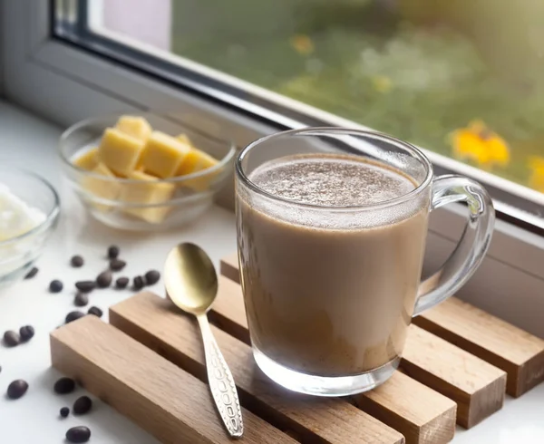 Пуленепробиваемый кофе: кофе со сливками и кокосовым маслом. — стоковое фото
