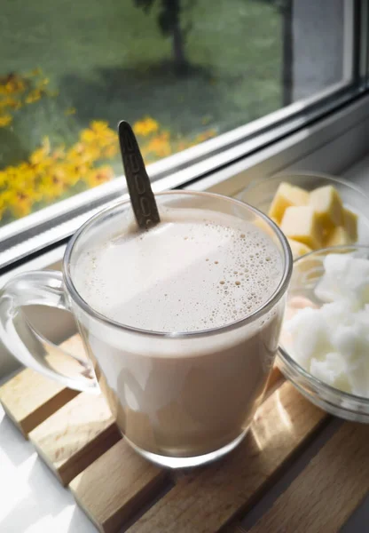 Golyóálló kávé: tejszínnel és kókuszolajjal kevert kávé. — Stock Fotó