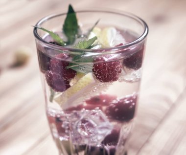 Yaz tazeleyici doğal meyve kokteyli ve çeşitli böğürtlen ve nane yapraklarıyla doldurulmuş su. Limon, ahududu, kiraz, bektaşi üzümü, frenk üzümü içerir..