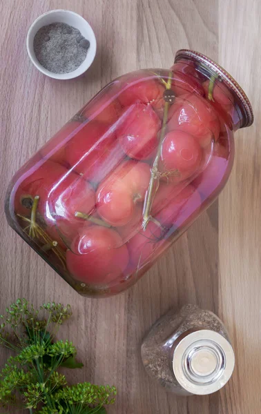 Konserwacja Domu Duży Szklany Słoik Czerwonymi Dojrzałymi Pomidorami Marynowanymi Zamknięty — Zdjęcie stockowe