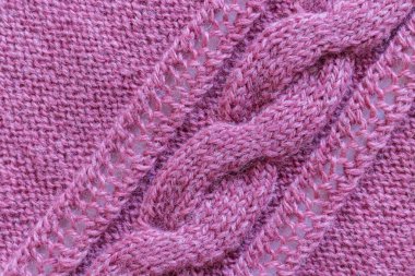 Pembe yün desenli bir örgü örneği. Örgü arka plan. Örülmüş doku. Yukarıdan manzara. Düz yatıyordu.