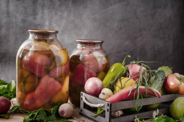 Hauskonserven: Paprika aus der Dose im Glas — Stockfoto