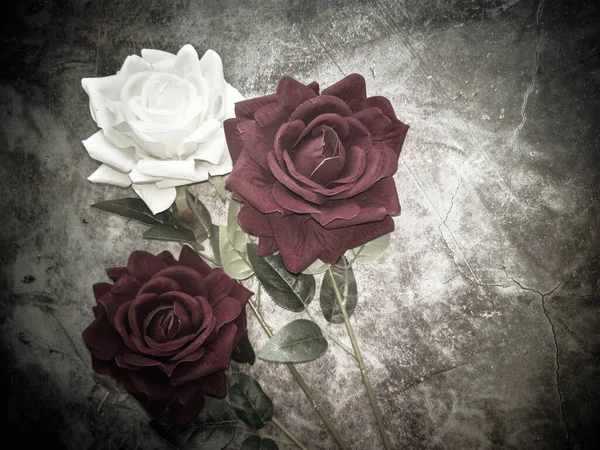 Fleurs artificielles : trois roses sur fond sombre — Photo