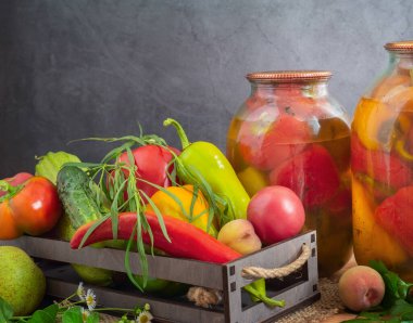 Ev yapımı konserve: cam kavanozlarda konserve dolma biber.