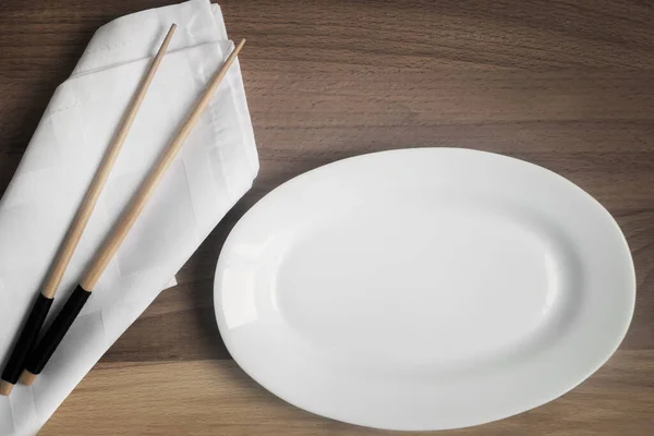 Staat Een Leeg Wit Bord Houten Tafel Houten Eetstokjes Een — Stockfoto