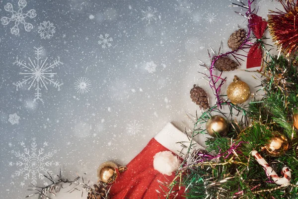 Bunte Weihnachtsdekoration Ein Tannenzweig Mit Tannenzapfen Nikolausmütze Auf Blauem Hintergrund — Stockfoto