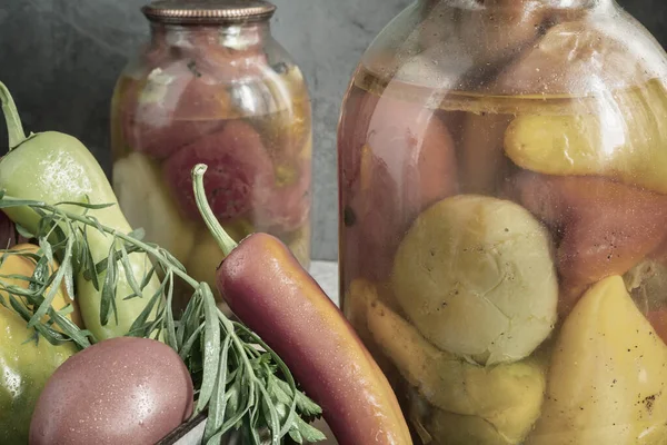 Glasburkar Konserverad Paprika Bredvid Låda Paprika Och Andra Grönsaker Framifrån — Stockfoto