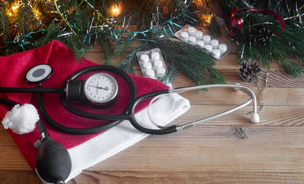 Lékařský Prapor Pilulkami Stetoskopem Vánoční Výzdobou Věnce Hračky Santův Klobouk — Stock fotografie