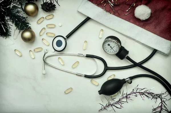 Noël en médecine : stéthoscope, pilules et décorations de Noël, guirlandes, chapeau de Père Noël. — Photo