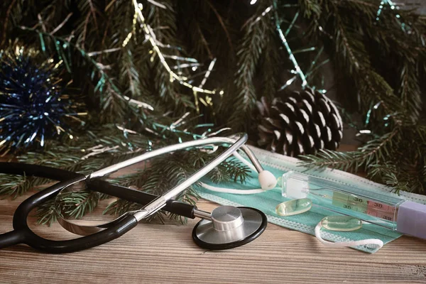 Tıpta Noel: steteskop, koronavirüs koruma ürünleri ve Noel süslemeleri Stok Resim