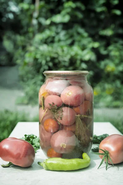 Conservación Casa Gran Frasco Vidrio Con Tomates Rojos Maduros Escabeche — Foto de Stock