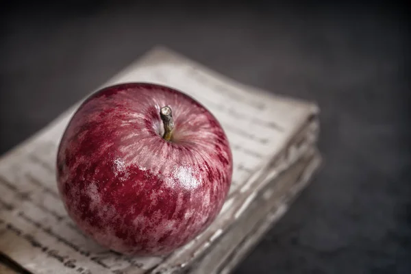 Натюрморт Спелый Красный Apple Старой Книге Темном Фоне Вид Сбоку — стоковое фото