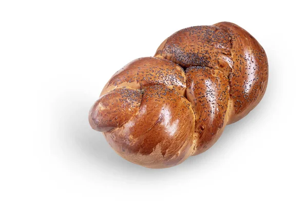 一种白色丰富的面包 以编织的形式制成 撒满罂粟籽 被白色的背景隔离了带有金脆皮的面包 — 图库照片