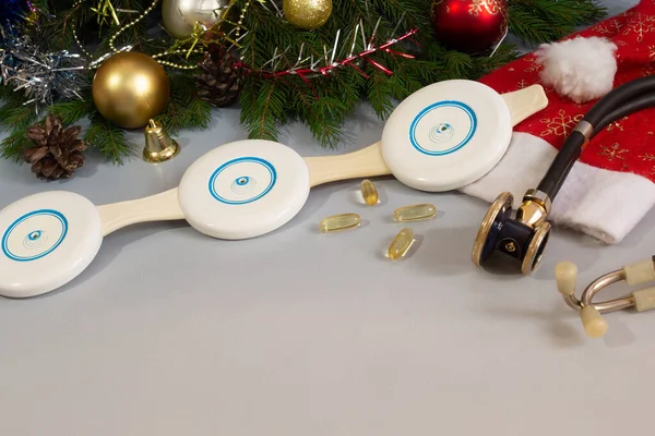 Ein Medizinisches Poster Mit Physiotherapiegerät Stethoskop Und Weihnachtsdekoration Girlanden Spielzeug — Stockfoto