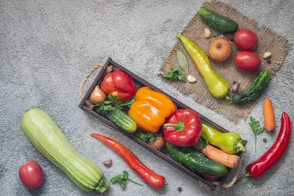 Träbehållare Och Servett Mängd Olika Mogna Grönsaker Tomater Paprika Gurkor — Stockfoto