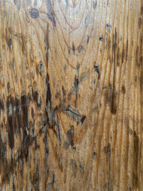 Hasarlı kullanılmış ahşap tezgah, yakın plan.