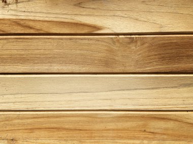 Yatay olarak yerleştirilmiş dört cilalı ahşap tahta.