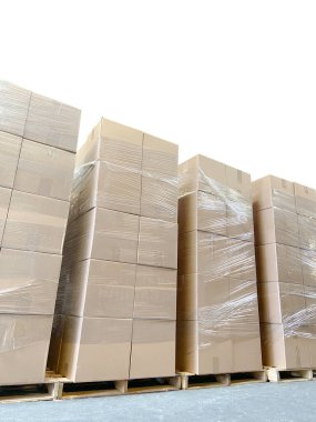 Beyaz arkaplanda bir palette paketlenmiş kutular