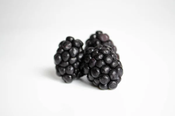 Verse Blacberries Georganiseerd Groep Bedekt Met Waterdruppels Witte Achtergrond — Stockfoto