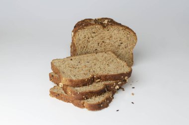 Organik, tamamen doğal, dilimlenmiş tahıllı ekmek.