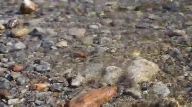 Kristal berrak göl dalgalı küçük dalga