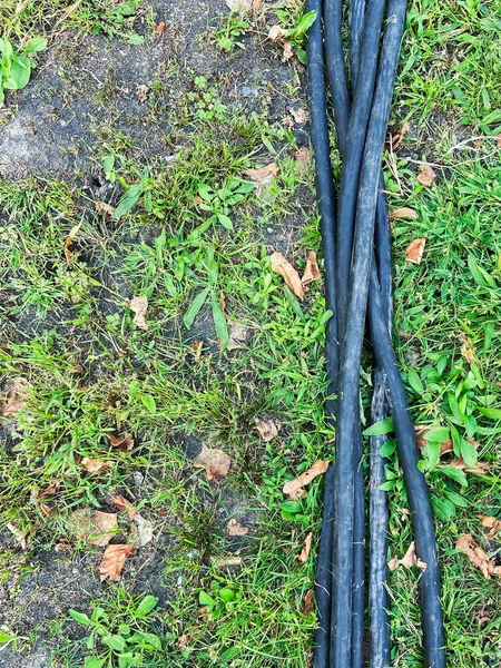 Siyah Güç Kabloları Yerde — Stok fotoğraf