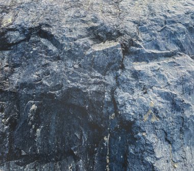 Açık mavi renkli taştan arka planı ve aralığı olan gri, çatlak