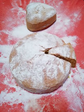 Pastayı şeker tozu kırmızı arka plan ile serpilir,