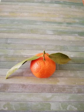  ahşap masa üzerinde taze mandalina