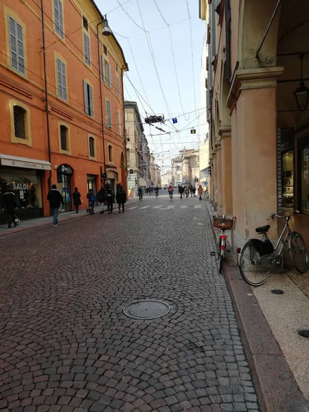 古い街モデナ イタリア モデナの旧市街の狭い通りイタリア モデナの古い町の有名な観光地を絞り込む — ストック写真