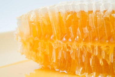 Arı peteğin tatlım closeup, doğal bir arka plan ile